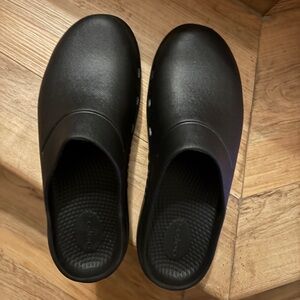 NEW OOFOS Oocloog Slip On Clog Mules shoes Women’s 9 Men’s 7 Black